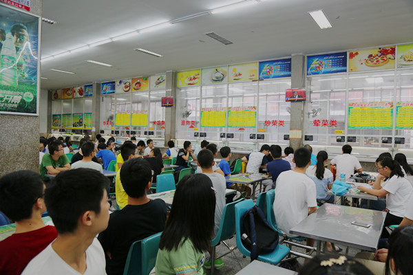 20160701180626759353.jpg 学生在慈园餐厅观看直播.jpg