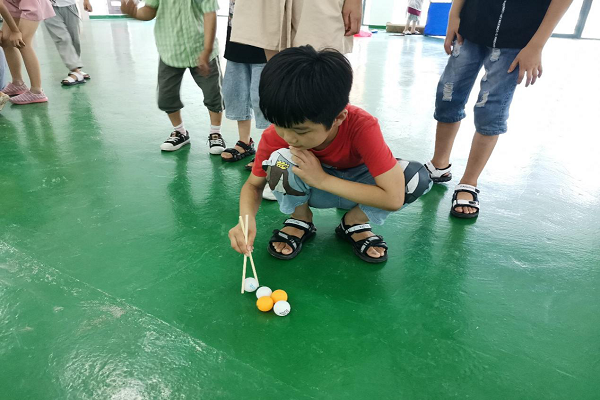 图为趣味运动会筷子夹乒乓球项目.png