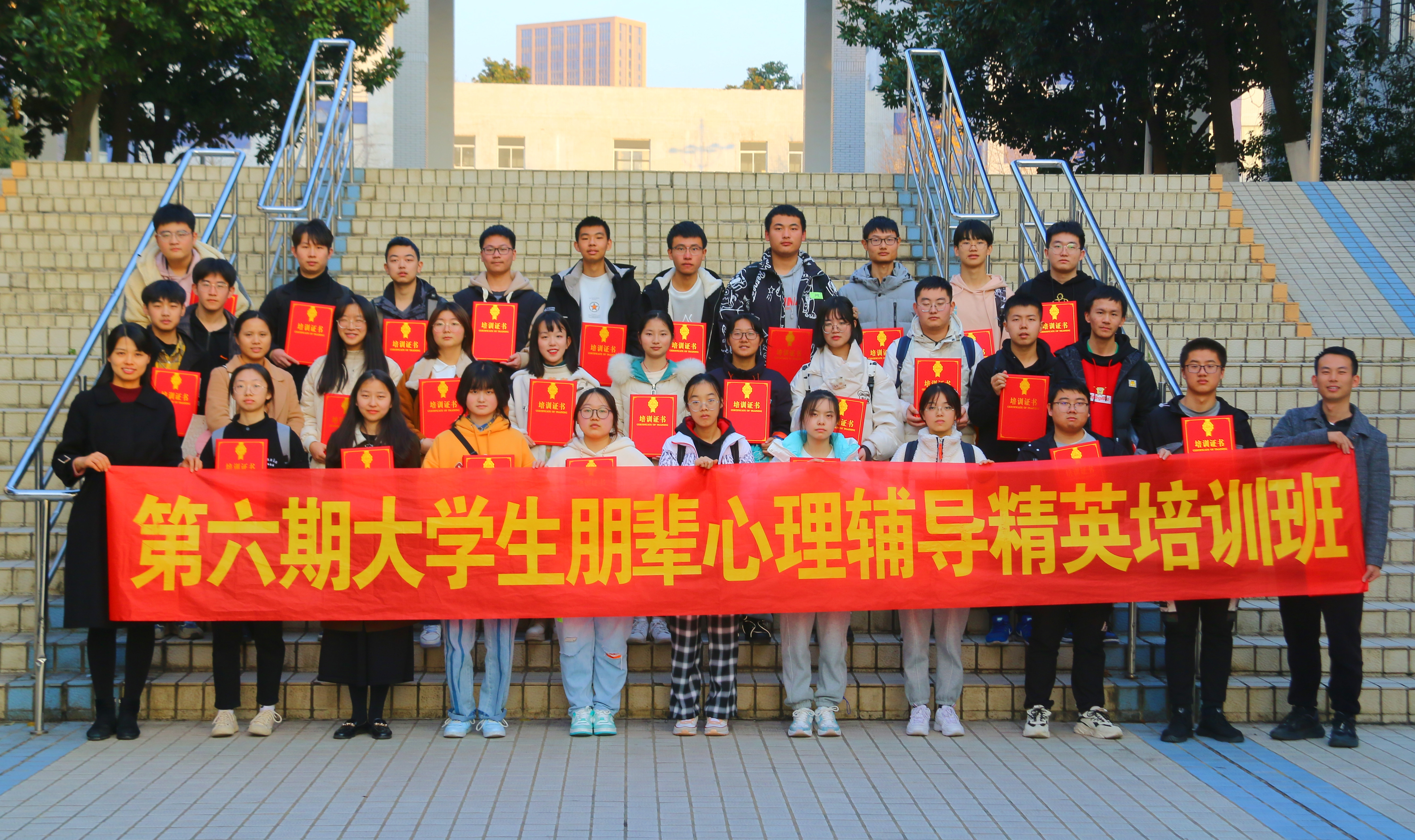 培训班学员与老师合影留念 培训班学员与老师合影留念