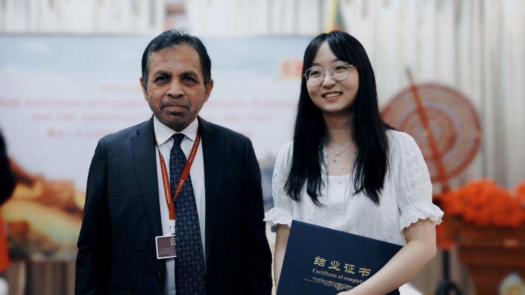 外国驻华大使为我校经济学院学生姚雨欣颁发结业证书