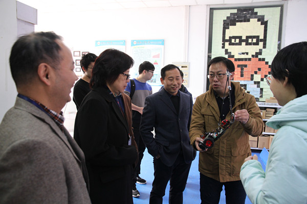 20181122093236121918.jpg 专家考察学生创新基地_副本.jpg