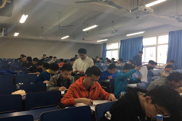 院领导深入课堂督促考风.jpg