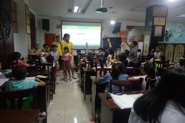 20160717131931189442.jpg 志愿队员在与孩子们做游戏.jpg