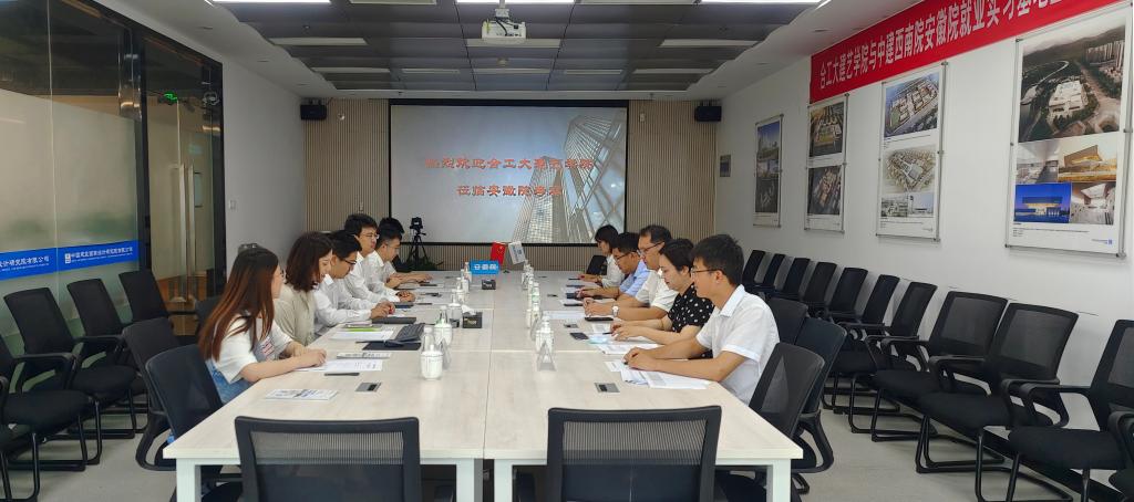 校企双方进行洽谈 校企双方进行洽谈