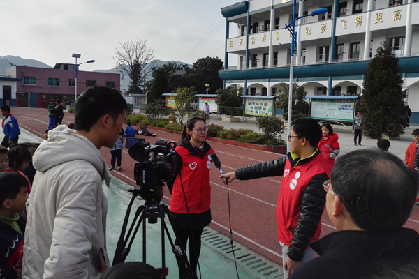 20171211112524601199.bmp 生日会后,丹寨县电视台对合肥工大研支团队员进行了专访.bmp