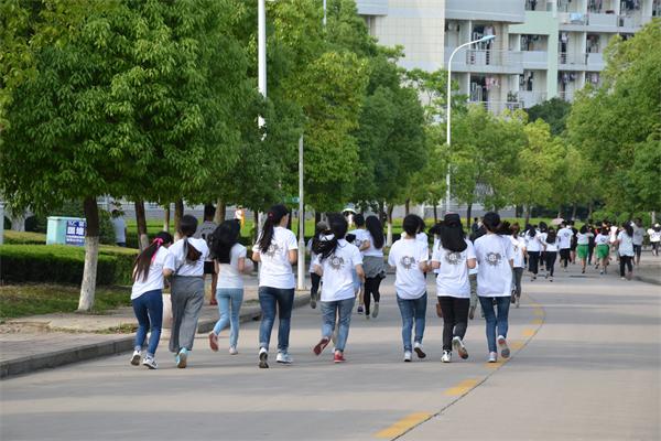 20160519223623277418.jpg 毕业生彩虹跑2.JPG