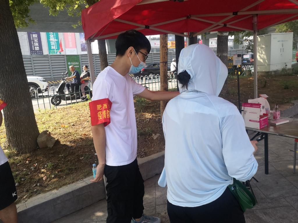 同学们在现场维持秩序、引导居民开展核酸检测 同学们在现场维持秩序、引导居民开展核酸检测