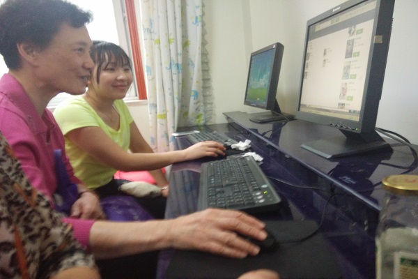 20160505083511717056.jpg 志愿者在教老人电脑操作1.jpg