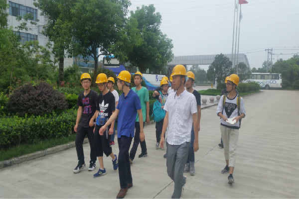 20160720171657826885.jpg 19 我们戴好安全帽,在垃圾焚烧发电厂李主任带领下参观厂区 中国青年网通讯员 岳征提供_meitu_3.jpg