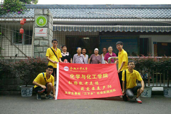 20160717134402715499.jpg 志愿队员与晚霞社区老人合影留念.jpg