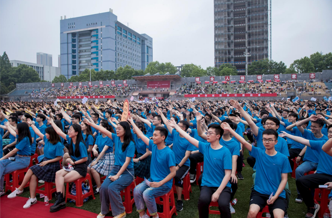 学校举行2021届学生毕业典礼