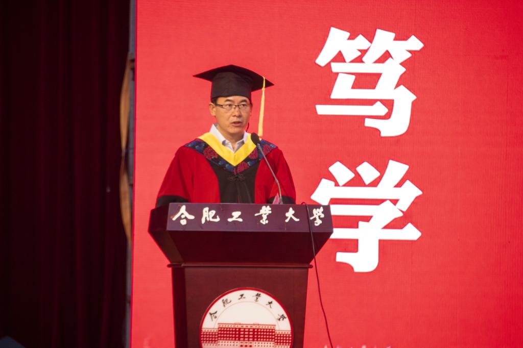 教师代表罗林保发言 教师代表罗林保发言