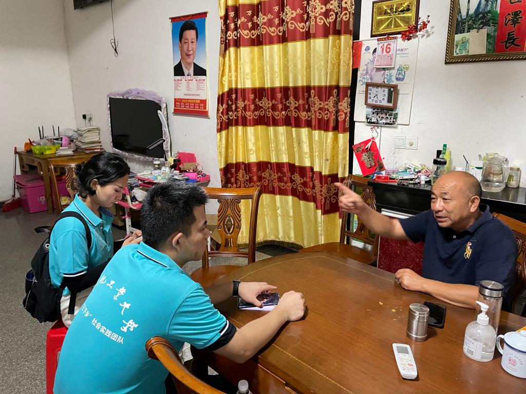团队成员与老党员同志亲切交谈 团队成员与老党员同志亲切交谈