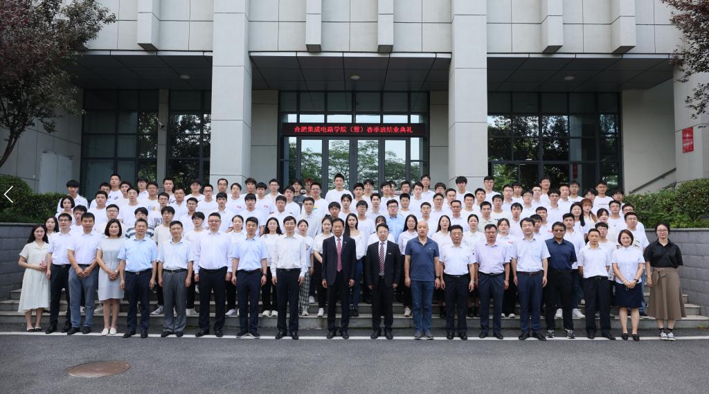 首期春季班师生合影 首期春季班师生合影