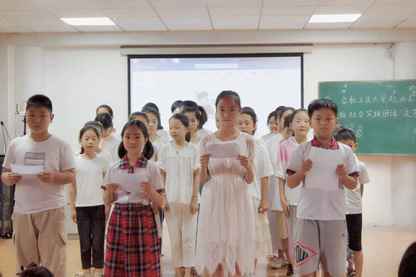 20190802002914350185.jpg 7.20-西关小学多媒体教室-《献给爸爸妈妈的歌》朗诵.jpg