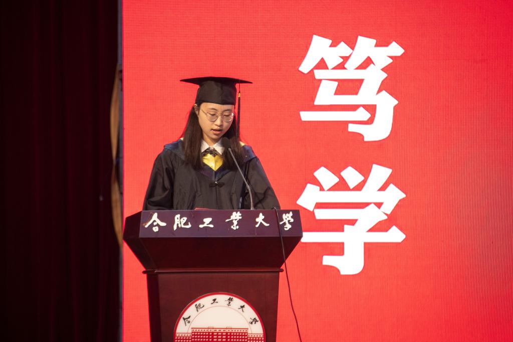 学生代表张小薇发言 学生代表张小薇发言