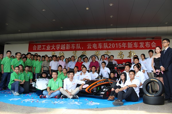 20150924091252176535.jpg 3领导学生合照.JPG
