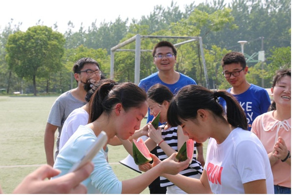 20160516165726242307.jpg 数学学院举办“青春三走”趣味运动会1.jpg
