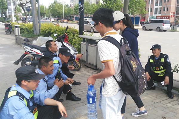 20160506151529283679.jpg 致敬交警6_副本.jpg