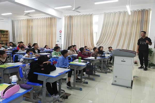 20191018144904146868.jpg 化学与化工学院开展“点亮化学灯塔,走进焰火世界”主题绿色微课堂活动02.jpg