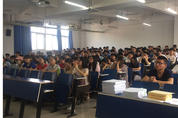 20170612095805680231.jpg 毕业生文明离校教育会2.jpg