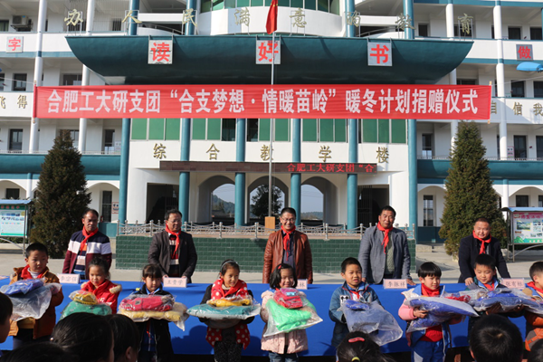 20171229095410778760.bmp 图为领导来宾为品学兼优的学子发放奖励_副本.bmp