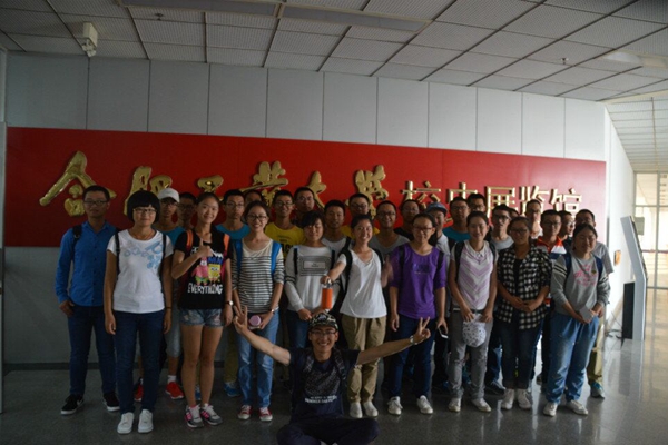 20151019094159859514.jpg 参观校史馆.jpg