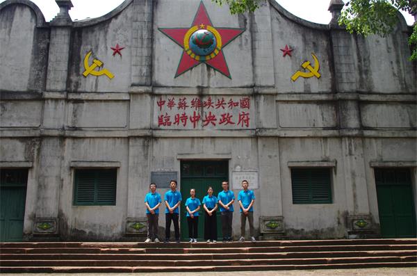 20190727214736970227.jpg 团队成员开展《共和国从这里走来》红色主题朗诵.jpg