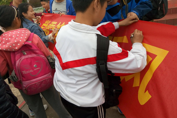 20160401112043717207.jpg 数学学院赴蜀山小学开展“学雷锋、树新风”支教活动.jpg