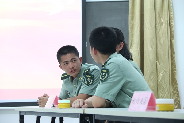 参赛选手讨论中.JPG