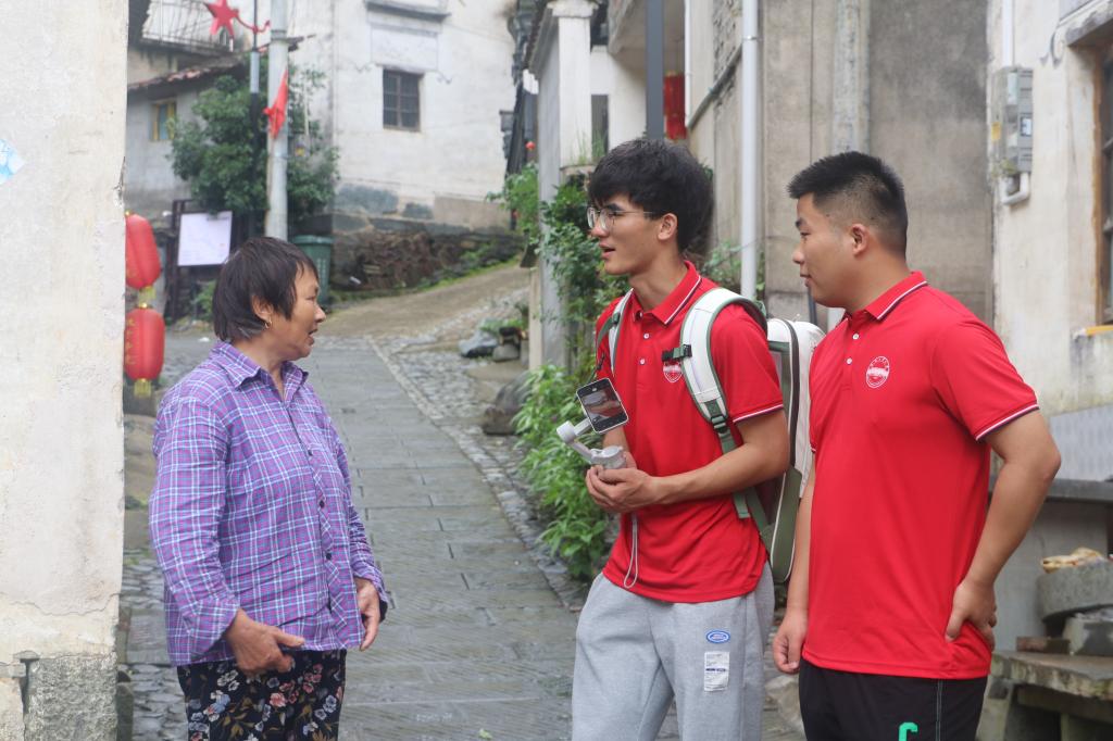 团队成员与当地村民交流 团队成员与当地村民交流