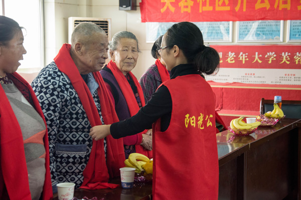 20171030172817511822.jpg 志愿者给老人献围巾_副本.jpg