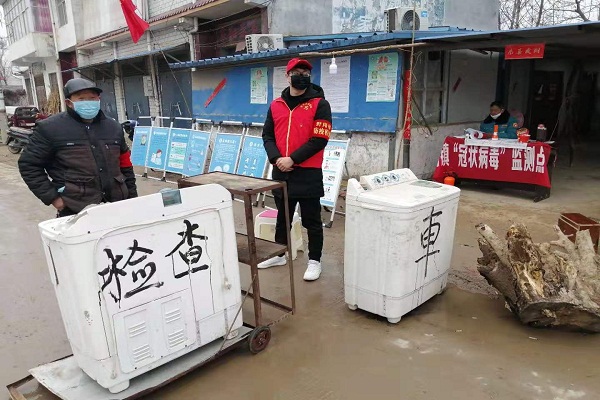 冯绅绅在河南省商丘市民权县野岗乡冯庄村参与志愿服务活动