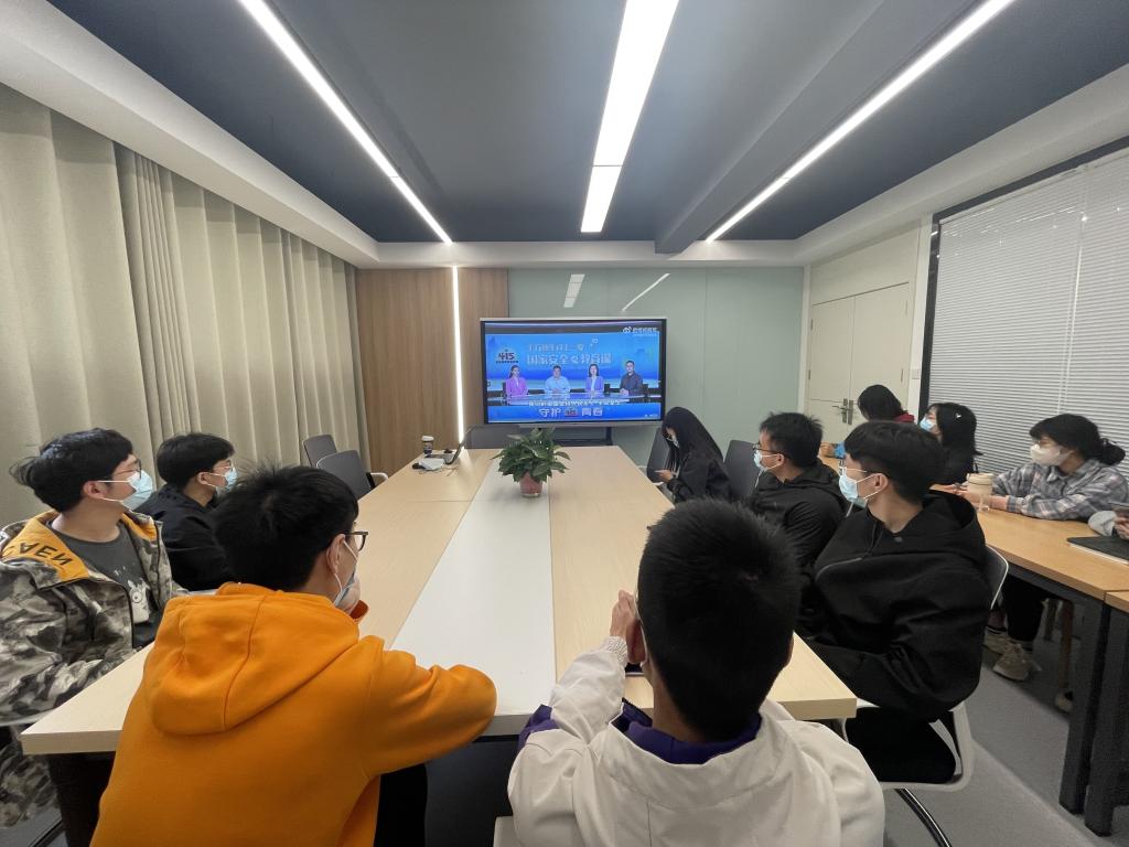 微电子学院举行“践行总体国家安全观 勇当芯时代青年使命 ”大学生国家安全主题教育活动 微电子学院举行“践行总体国家安全观 勇当芯时代青年使命 ”大学生国家安全主题教育活动