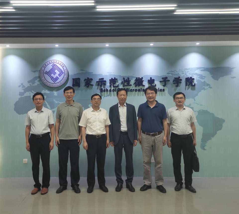 双方人员合影留念 双方人员合影留念