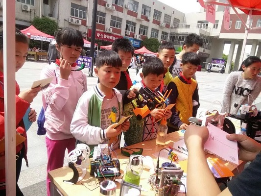 20160411220021977999.jpg 参观科技节展区.jpg