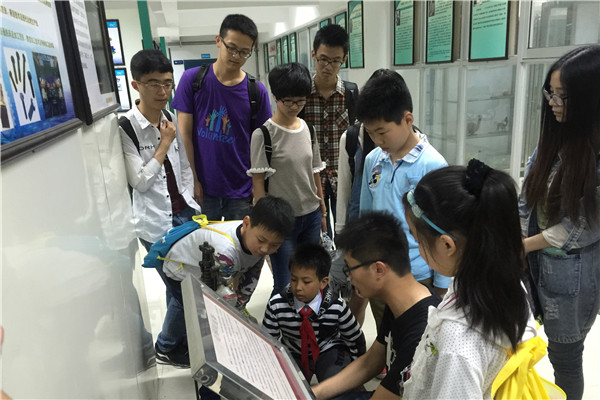 20160602093827495080.jpg 数学学院开展“圆梦1+1”六一志愿服务活动1.jpg