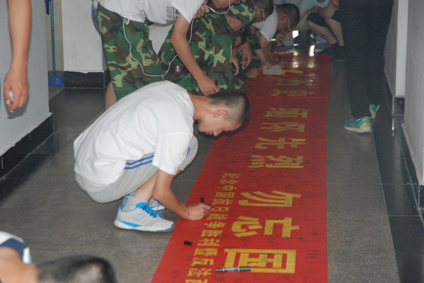 20150906101112147607.jpg 学生签名活动_调整大小.JPG
