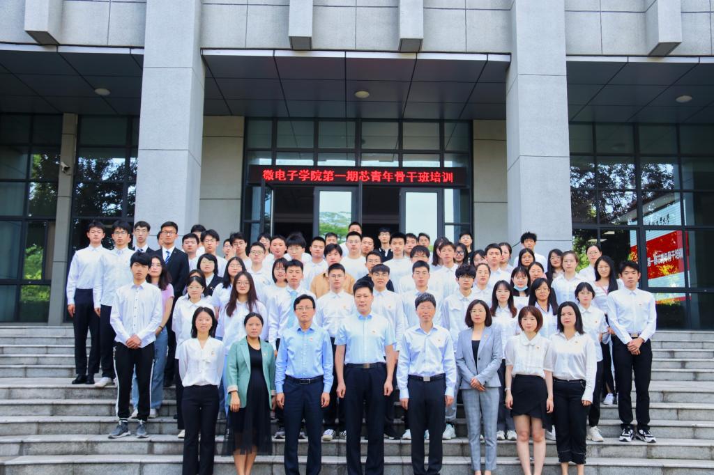 参与领导、老师、同学合影留念 参与领导、老师、同学合影留念