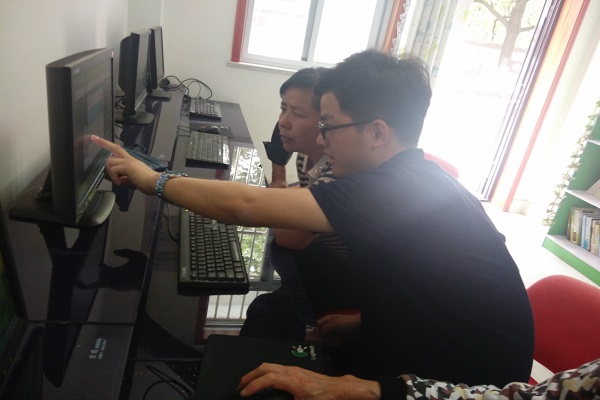 20160505083559548209.jpg 志愿者在教老人电脑操作2.jpg