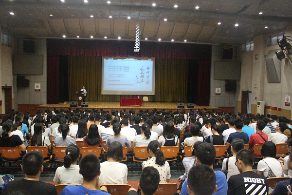 20170829132125411767.jpg 校保卫办副主任于长伟老师-新生安全教育专题报告.JPG