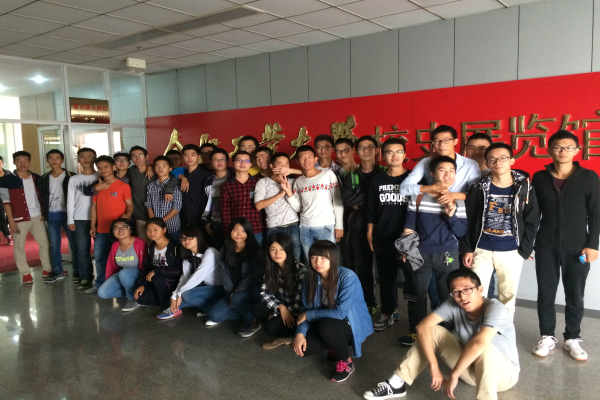 20151027170828317505.jpg 参观校史馆.jpg