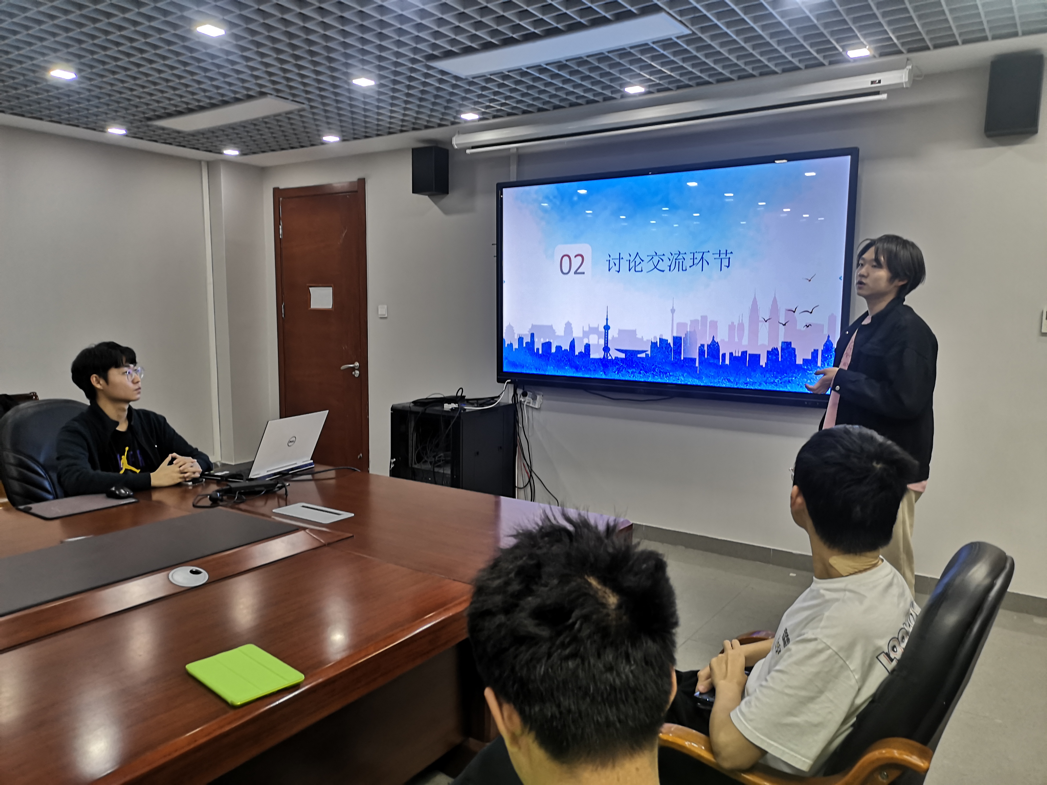 交流研讨环节,支部党员积极发言,交流思想 交流研讨环节,支部党员积极发言,交流思想