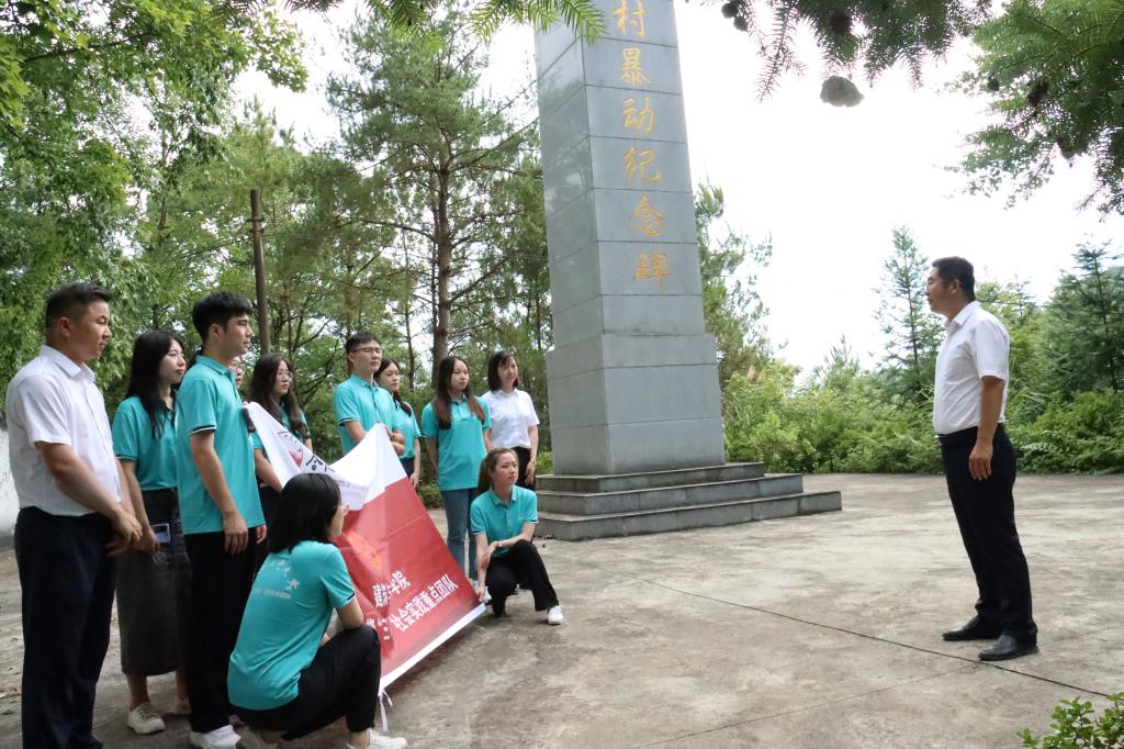 校团委书记武国剑给团队成员讲党课 校团委书记武国剑给团队成员讲党课