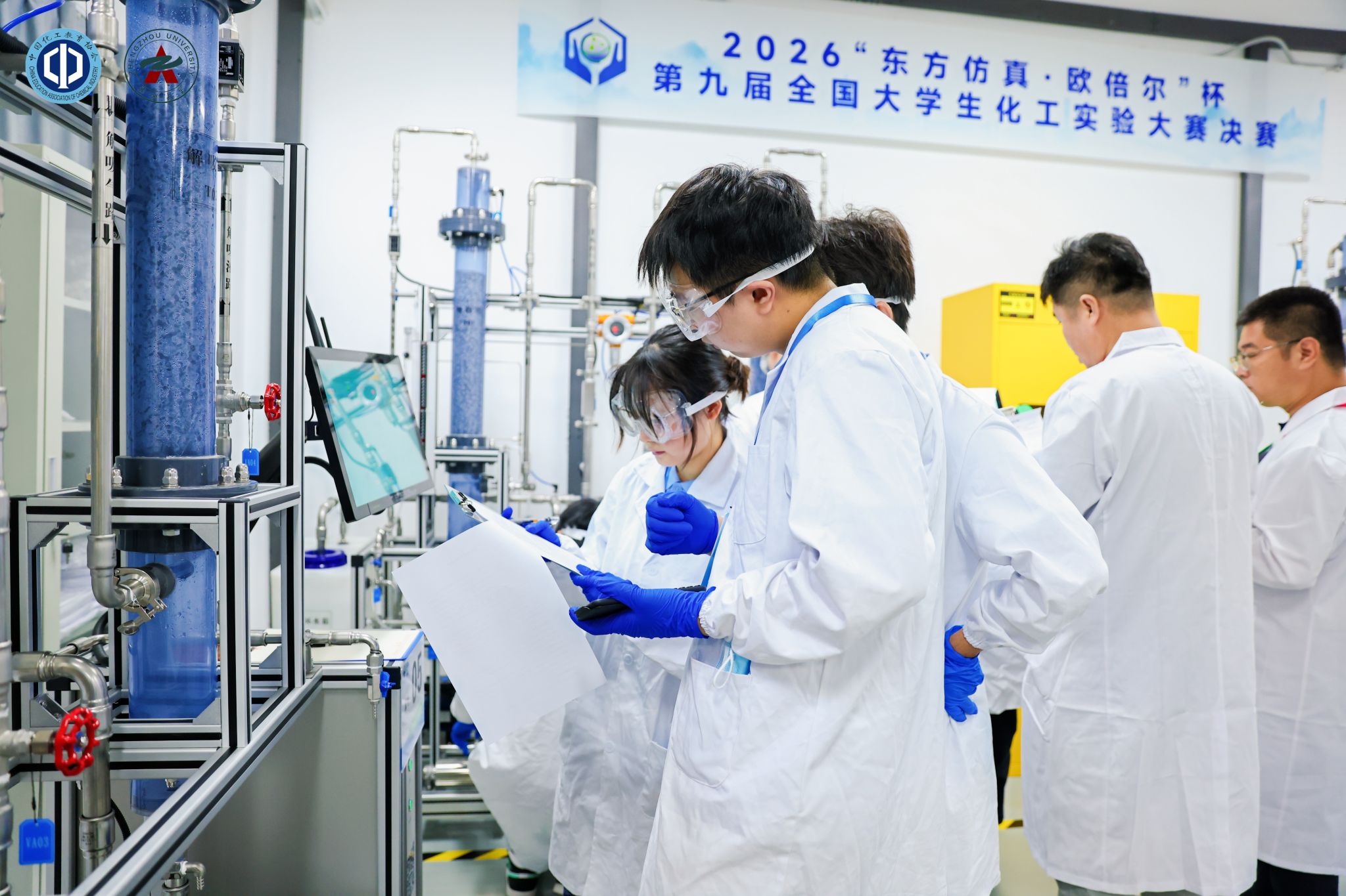 我校参赛选手在全国总决赛中进行实验操作 我校参赛选手在全国总决赛中进行实验操作