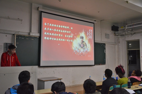 20160308160912166807.jpg 志愿者介绍雷锋精神.jpg