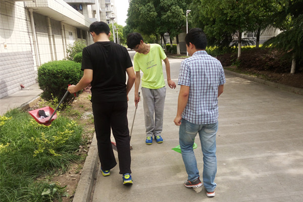 20160506151549253810.jpg 打扫寝室楼后面5_副本.jpg
