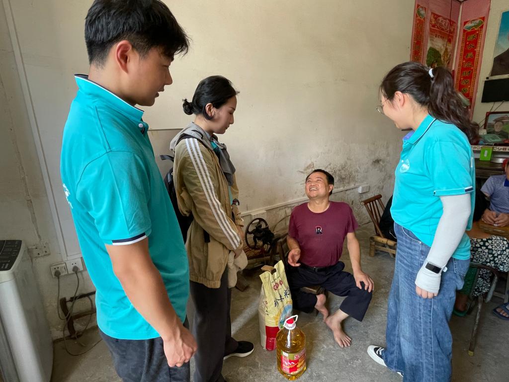 团队成员慰问帮扶户黄叔 团队成员慰问帮扶户黄叔