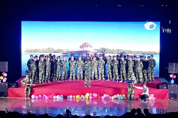 20171024094351383493.jpg 晚会3_副本.jpg