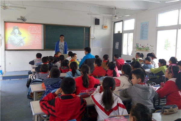 20160401112034832708.jpg 数学学院赴蜀山小学开展“学雷锋、树新风”支教活动1.jpg